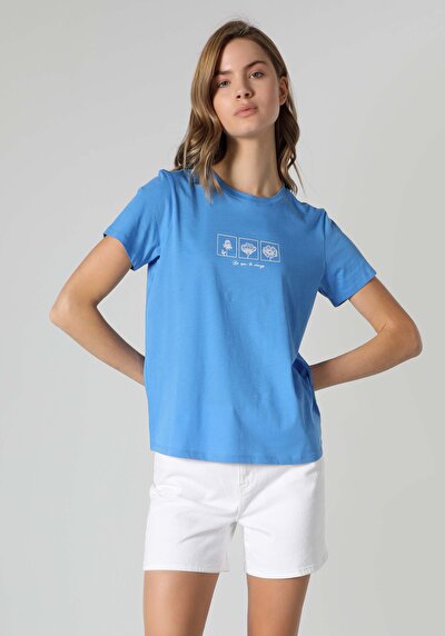 صورة من للنساء تي شيرت بأكمام قصيرة