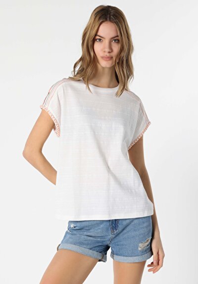 صورة من أبيض للنساء تي شيرت بأكمام قصيرة