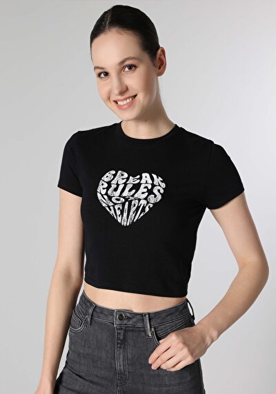 صورة من تي شيرت نسيف بياقة مستديرة مطبوعة نسائية أسود بأكمام قصيرة