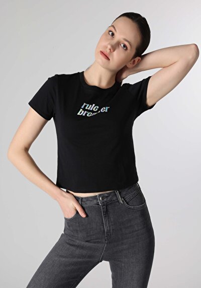 صورة من كومفورت فيت رقبة مستديرة مطبوعة نسائية أسود كم قصير تي شيرت