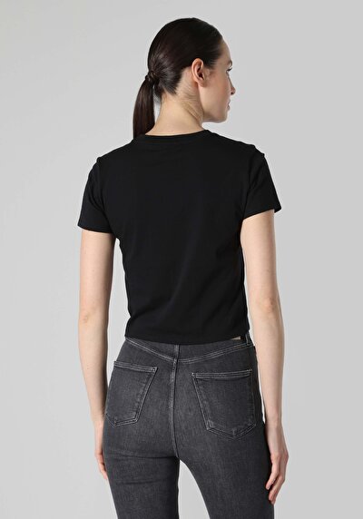 صورة من كومفورت فيت رقبة مستديرة مطبوعة نسائية أسود كم قصير تي شيرت