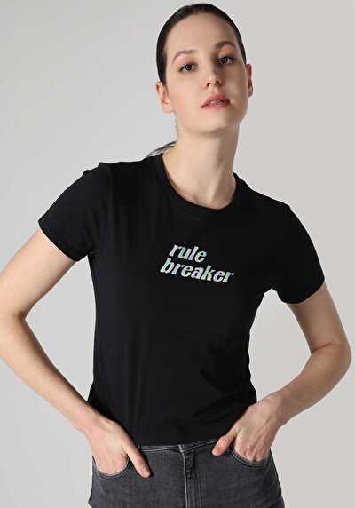 صورة من كومفورت فيت رقبة مستديرة مطبوعة نسائية أسود كم قصير تي شيرت