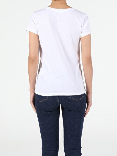 صورة من أبيض للنساء تي شيرت بأكمام قصيرة