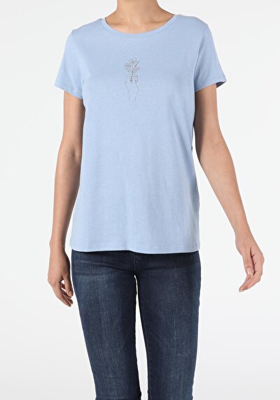 صورة من أزرق للنساء تي شيرت بأكمام قصيرة