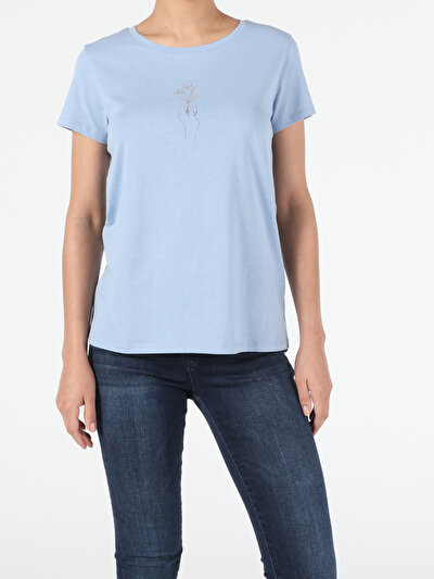 صورة من أزرق للنساء تي شيرت بأكمام قصيرة