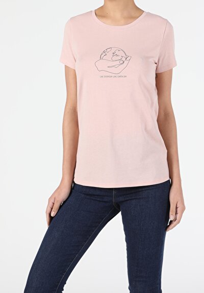 صورة من وردي للنساء تي شيرت بأكمام قصيرة