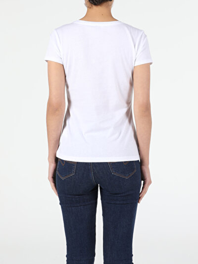 صورة من أبيض للنساء تي شيرت بأكمام قصيرة