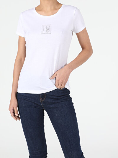 صورة من أبيض للنساء تي شيرت بأكمام قصيرة