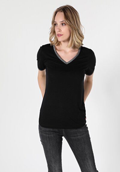 صورة من أسود للنساء تي شيرت بأكمام قصيرة