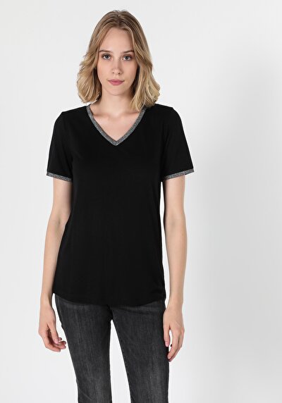 صورة من أسود للنساء تي شيرت بأكمام قصيرة