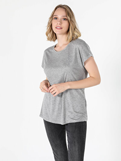 صورة من رمادي للنساء تي شيرت بأكمام قصيرة