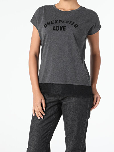 صورة من أنتراسيت للنساء تي شيرت بأكمام قصيرة