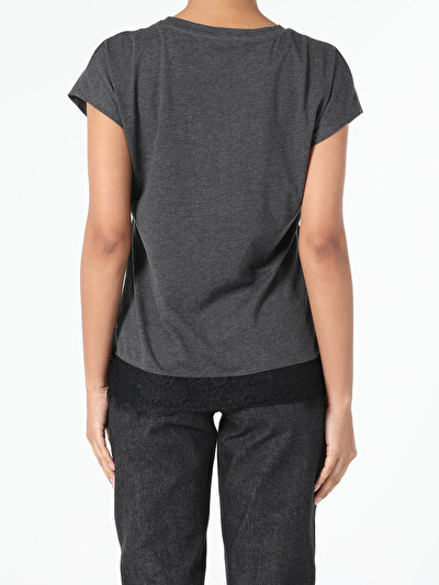 صورة من أنتراسيت للنساء تي شيرت بأكمام قصيرة