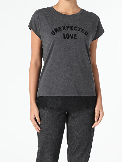 صورة من أنتراسيت للنساء تي شيرت بأكمام قصيرة