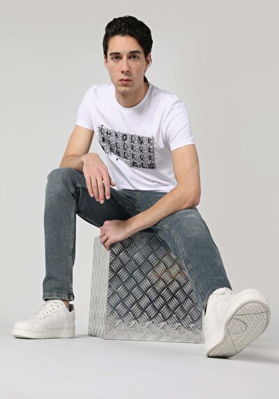 صورة من نحيف طوق دائري مطبوع للرجال أبيض بأكمام قصيرة تي شيرت