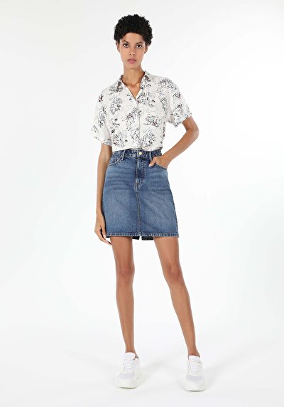 صورة من أبيض للنساء قميص  كم قصير