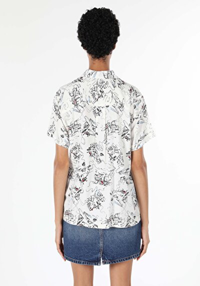 صورة من أبيض للنساء قميص كم قصير