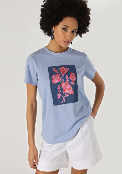 صورة من أزرق للنساء تي شيرت بأكمام قصيرة