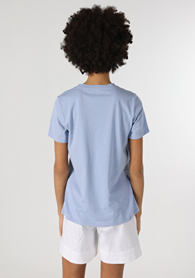 صورة من أزرق للنساء تي شيرت بأكمام قصيرة