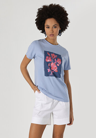 صورة من أزرق للنساء تي شيرت بأكمام قصيرة