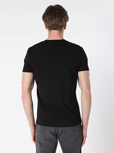 صورة من أسود للرجال تي شيرت بأكمام قصيرة