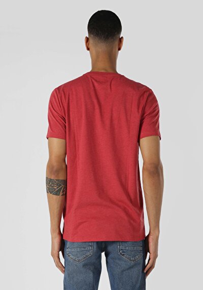 صورة من أحمر للرجال تي شيرت بأكمام قصيرة