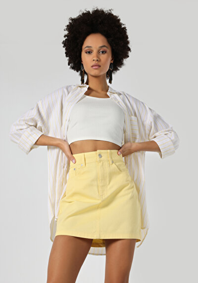 صورة من أصفر للنساء قميص  كم طويل