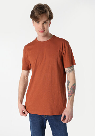 صورة من برتقالي للرجال تي شيرت بأكمام قصيرة