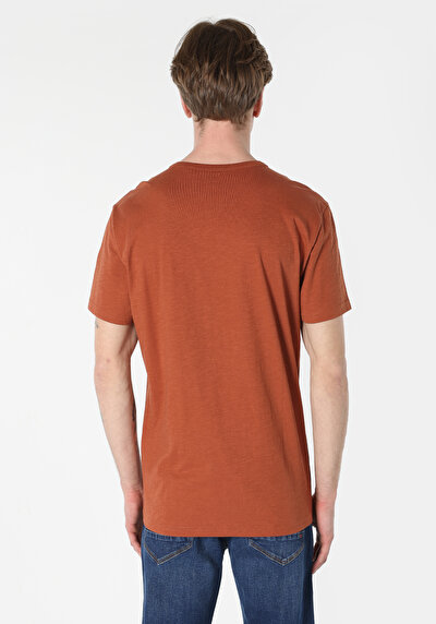 صورة من برتقالي للرجال تي شيرت بأكمام قصيرة