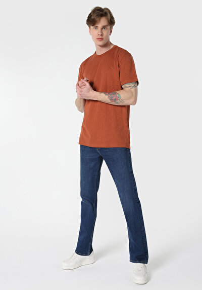 صورة من برتقالي للرجال تي شيرت بأكمام قصيرة