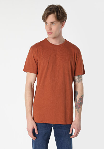 صورة من برتقالي للرجال تي شيرت بأكمام قصيرة