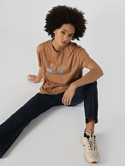 صورة من  للنساء تي شيرت بأكمام قصيرة