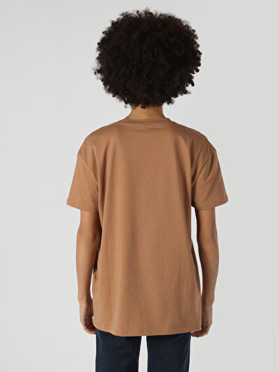 صورة من للنساء تي شيرت بأكمام قصيرة