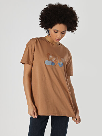 صورة من للنساء تي شيرت بأكمام قصيرة