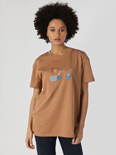 صورة من للنساء تي شيرت بأكمام قصيرة