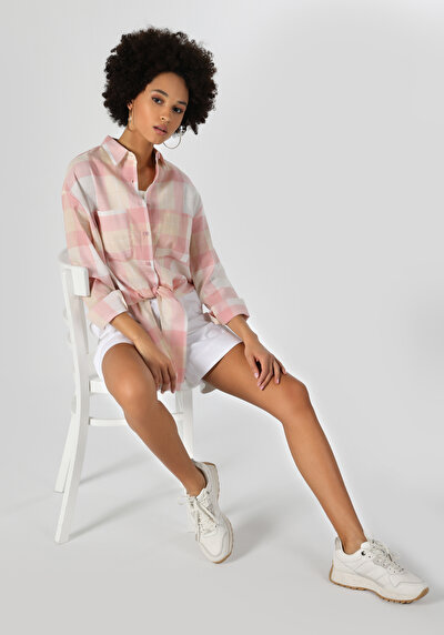 صورة من وردي للنساء قميص  كم طويل