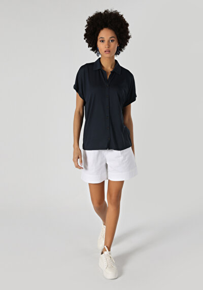 صورة من أزرق بحري للنساء تي شيرت بأكمام قصيرة