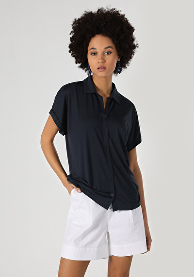 صورة من أزرق بحري للنساء تي شيرت بأكمام قصيرة