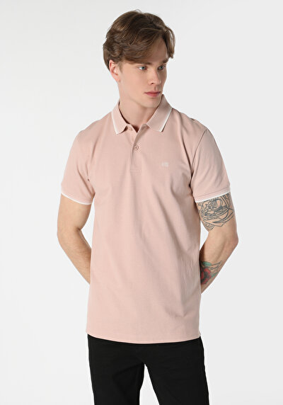 صورة من وردي للرجال قميص بولو  كم قصير