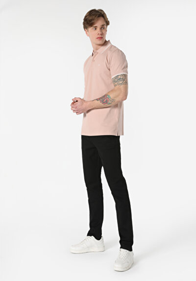 صورة من وردي للرجال قميص بولو كم قصير