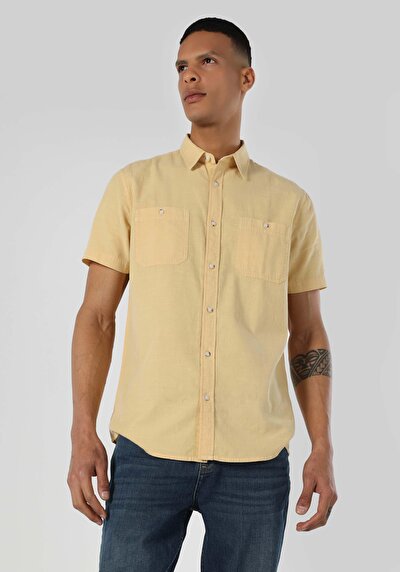 صورة من ياقة القاضي مستقيم رجالي ساري قصيرة الأكمام قميص