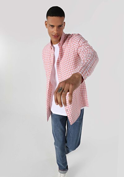 صورة من قميص عادي رقبة متقلب رجالي أحمر كم طويل قميص