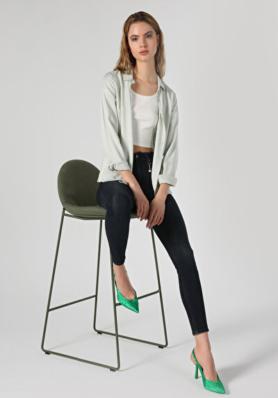 صورة من قميص عادي رقبة مستقيم نسائي أخضر كم طويل قميص