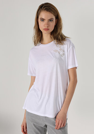 صورة من كومفورت فيت رقبة مستديرة مطرزة نسائي أبيض بأكمام قصيرة تي شيرت