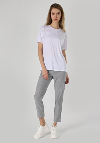 صورة من كومفورت فيت رقبة مستديرة مطرزة نسائي أبيض بأكمام قصيرة تي شيرت