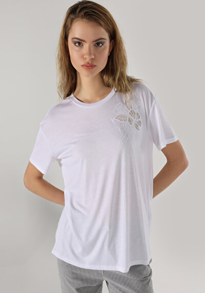 صورة من كومفورت فيت رقبة مستديرة مطرزة نسائي أبيض بأكمام قصيرة تي شيرت