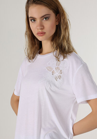 اعرض التفاصيل لـ كومفورت فيت رقبة مستديرة مطرزة نسائي أبيض بأكمام قصيرة تي شيرت