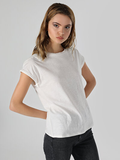 صورة من أبيض للنساء تي شيرت بأكمام قصيرة