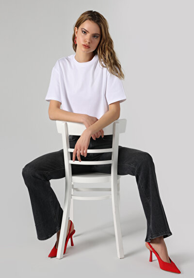 صورة من أبيض للنساء تي شيرت بأكمام قصيرة