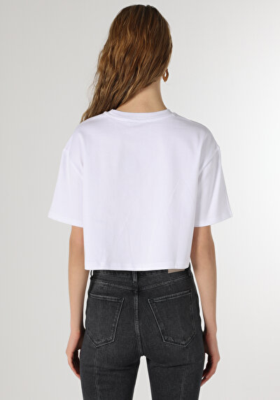 صورة من أبيض للنساء تي شيرت بأكمام قصيرة